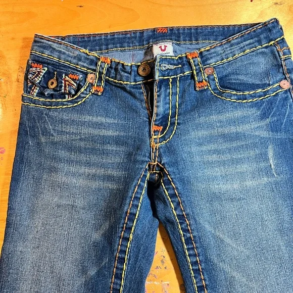 True Religion Billy Big T Jeans with Signature Stitching & Classic Denim Wash - Picture 2 of 10